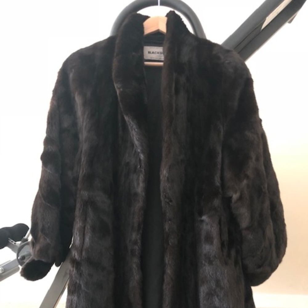 Luxurious Dark Ranch Mink coat in women!